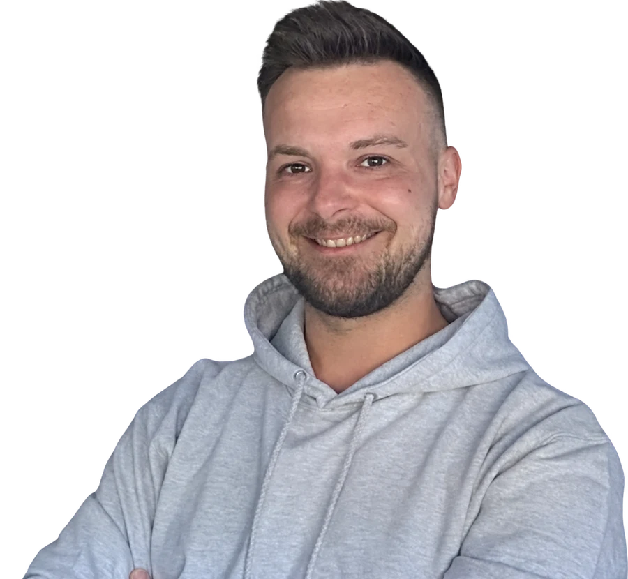 Porträt von Michell Miklos, Gründer von Mityvo und Geschäftsführer der MD-Designworks UG, lächelnd im grauen Kapuzenpullover